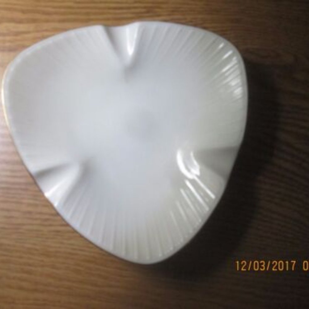 vintage LENOX special ashtray GOLD TRIM very good condition.